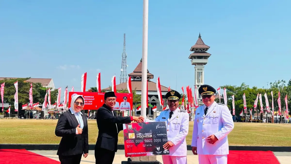 
DILUNCURKAN: Bupati-Wakil Bupati, Rembang, Harno-Hanies bersama Kepala BPPKAD dan Kepala Bank Jateng Cabang Rembang, Eviek Susandari luncurkan KKI (Kartu Kredit Indonesia) / KKPD dan bertepatan tanggal 17 Agustus, kemarin. (BANK JATENG REMBANG UNTUK RADAR PATI)
