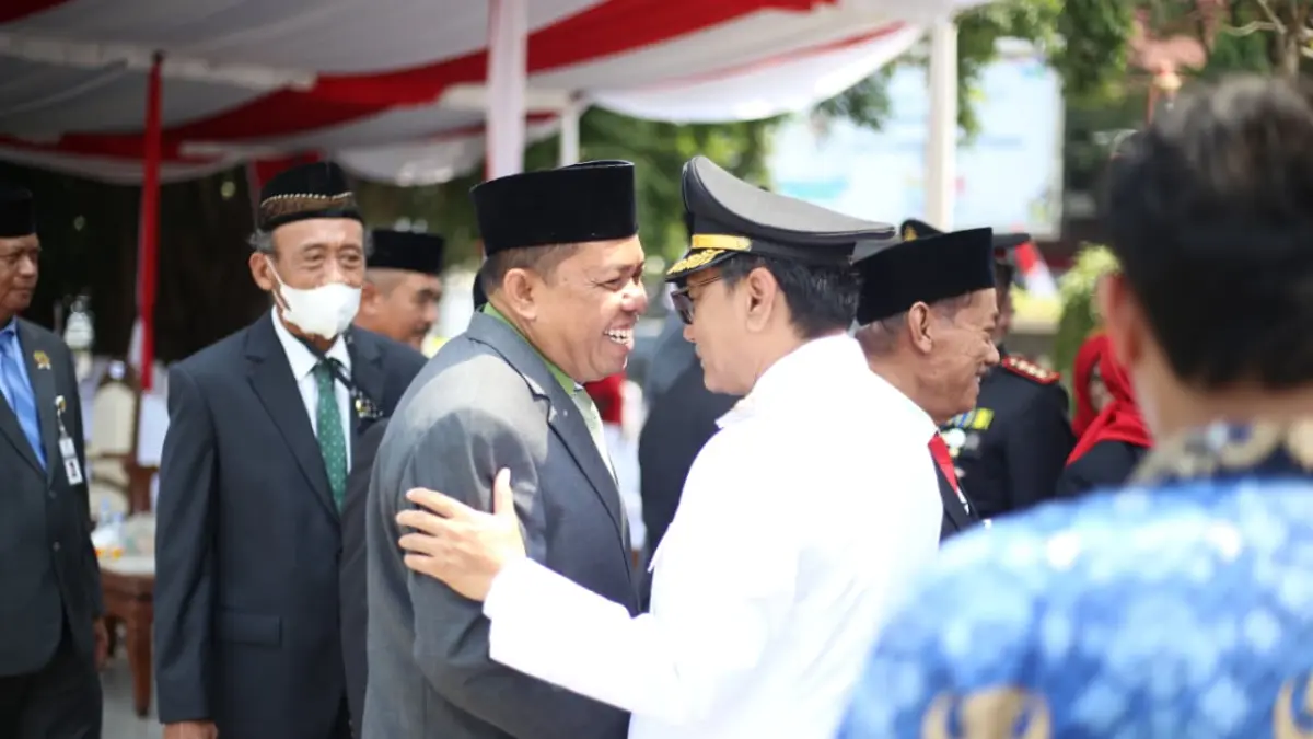 Anggota DPRD Pati Kastomo saat berjumpa dengan Plt Bupati Pati Risma Ardhi Chandra usai upacara HUT ke-81 Republik Indonesia.