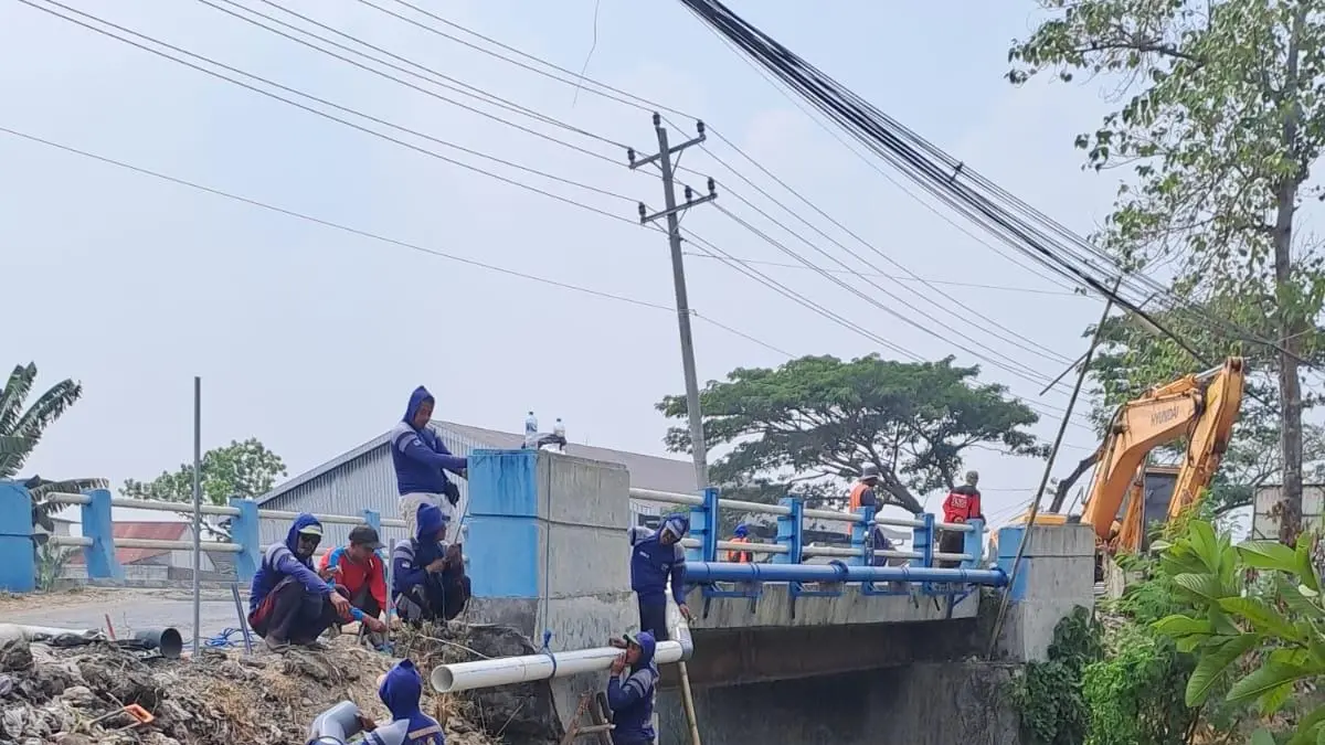 
BANTU WARGA: Polsek Toroh berikan bantuan air bersih di Desa Boloh, Kecamatan Toroh, Grobogan.  (POLSEK TOROH UNTUK RADAR PATI)