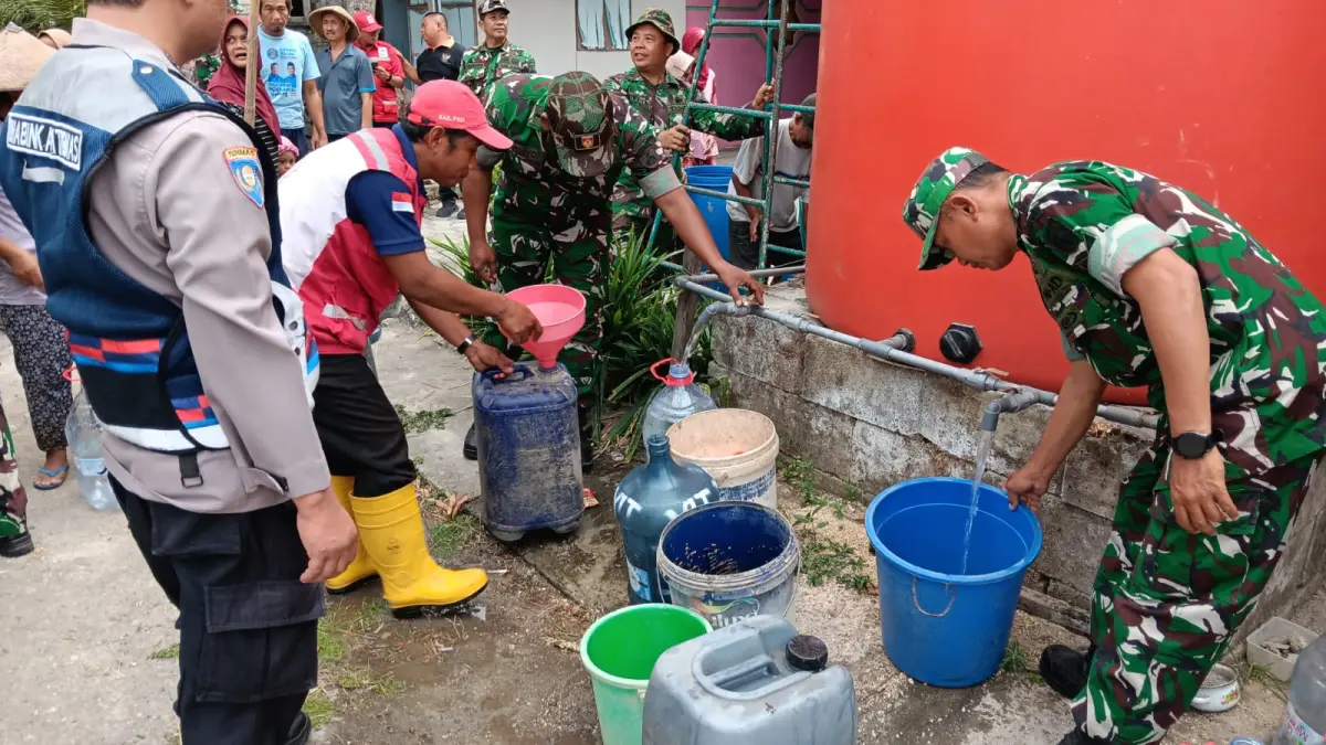 DANDIM PATI UNTUK RADAR PATI

DIBANTU: Pak Tentara menyalurkan air bersih di Desa Tlogoayu, Gabus pada Rabu (19/8).