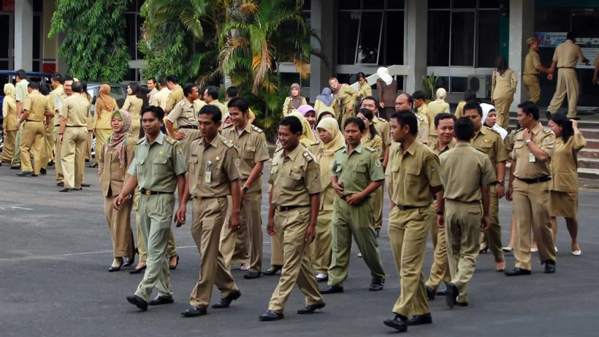 Pegawai Negeri Sipil (PNS) Pemprov DKI Jakarta melakukan tugas dinasnya di Balaikota, Jakarta