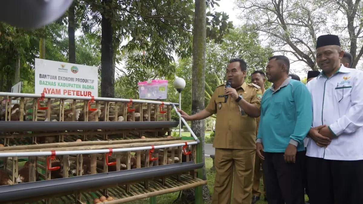 PENGEMBANGAN: Bupati Blora membagikan bantuan kandang ayam ke beberapa penerima manfaat di Blora. (ARIF FAKHRIAN KHALIM/RADAR PATI)