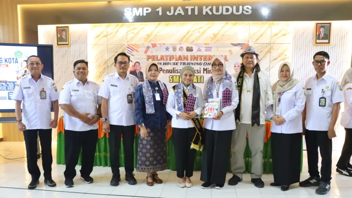 
SAFARI LITERASI: Bunda Literasi Endhah Endhayani (tengah) bersama dengan murid SMP 1 Jati Kudus saat kegiatan Safari Literasi. (INDAH SUSANTI/RADAR PATI)