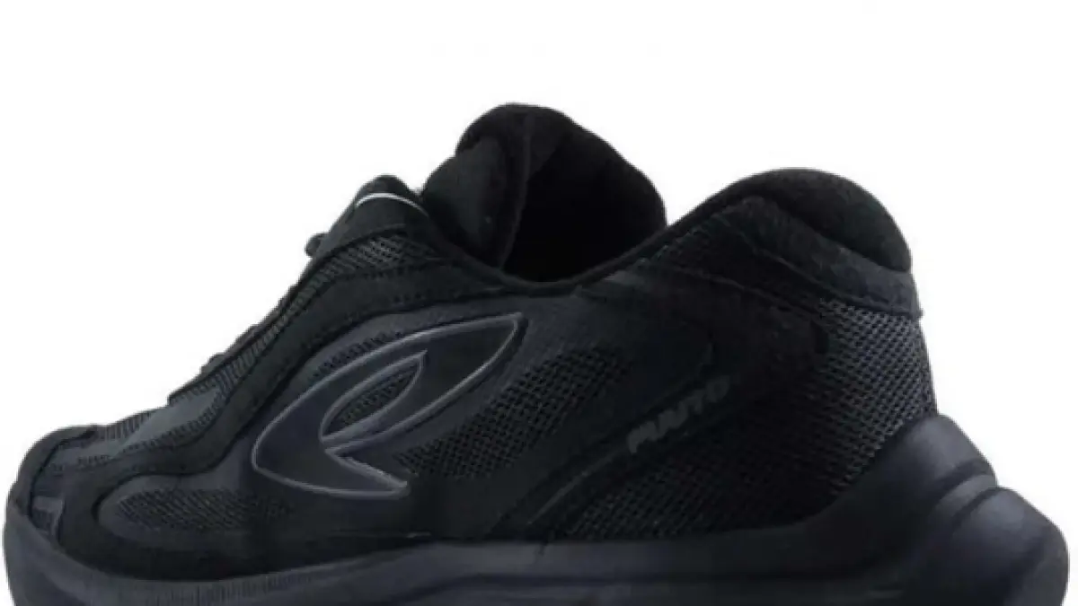 Sepatu Lari Hitam