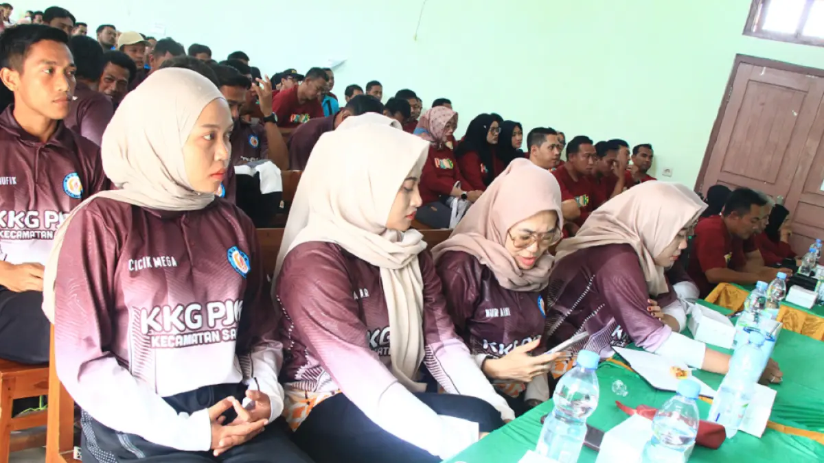 
PEMBINAAN: Kepala Dindikpora Rembang, Achmad Sholchan bersama Kabid Pembinaan SD, Kapti Prastiyo Aji serta KBO Satreskrim Polres Rembang, Iptu Widodo Eko Prasetiyo saat berikan pembinaan guru PJOK se-Kabupaten Rembang khususnya jenjang SD di salah satu gedung Kecamatan Lasem, kemarin. (WISNU AJI/RADAR PATI)
