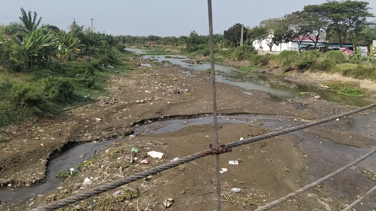 
KERING: Air di Sungai Silugonggo mulai mengering beberapa hari ini.  (ANDRE FAIDHIL FALAH/RADAR PATI)
