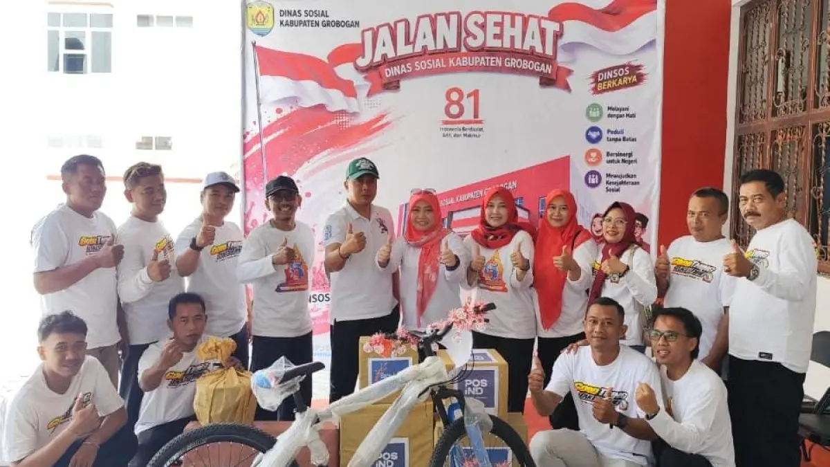 PENYERAHAN HADIAH: Hadiah sepeda saat diserahkan ke pegawai Dinsos Grobogan.
