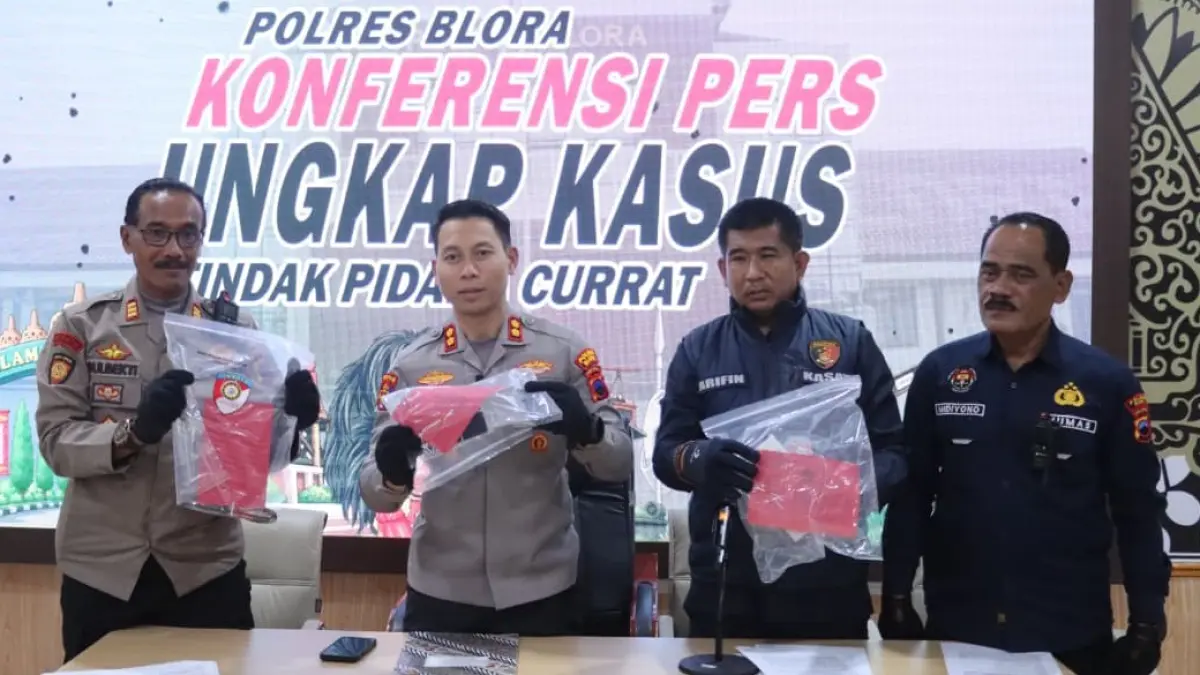 RILIS: Kapolres Blora AKBP Inggal Widya Perdana (dua dari kiri) saat menyampaikan keterangan dalam jumpa pers. (EKO SANTOSO/RADAR PATI)