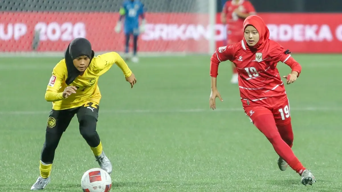 
SIAP BERLAGA: Pemain Timnas Indonesia (merah) saat menghadapi Malaysia. (GALIH ERLAMBANG W/RADAR PATI)
