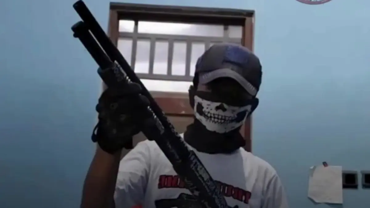
TERIDENTIFIKASI: Remaja 14 tahun diduga terafiliasi jaringan terror dengan menuliskan catatan di buku harian mengenai rencana ancaman kekerasan di sekolah. (FIKRI THOHARUDIN/RADAR PATI)
