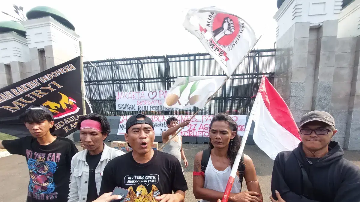 Tokoh aktivis AMPB, Supriyono atau yang akrab disapa Mas Botok, di depan gedung DPR RI, Jumat (21/8). (Ryandi Zahdomo/JawaPos.com)

