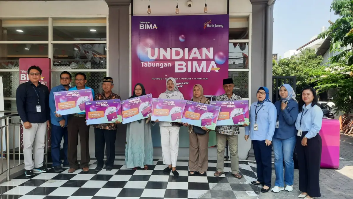 UNDIAN BIMA: Bank Jateng Cabang Purwodadi saat menyerahkan secara simbolis hasil Undian Tabungan BIMA.