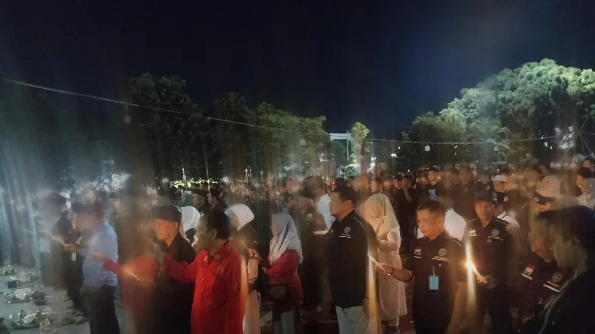 ANDRE FAIDHIL FALAH/RADAR KUDUS

BERDOA - Gabungan organisasi kemasyarakatan (ormas) hingga tokoh agama, berkumpul di Alun-Alun Pati pada Jumat malam (21/8).