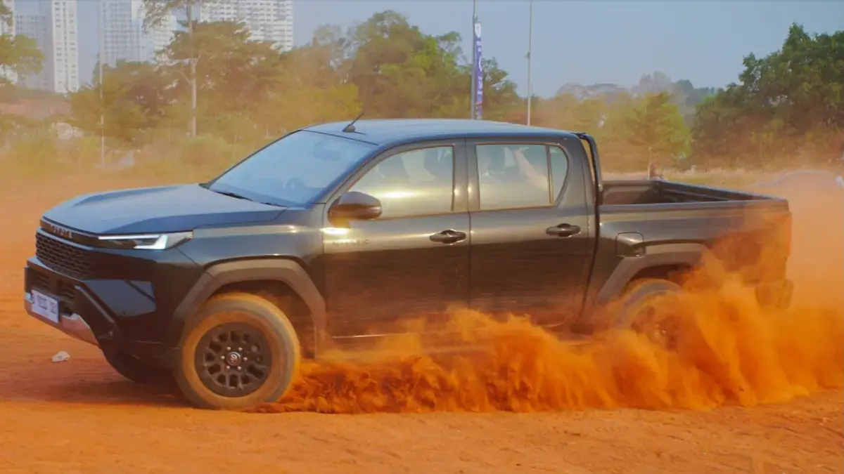 Saat sesi testdrive Hilux Double Cabin yang tak sekadar mengandalkan ketangguhan. (Dony/JawaPos.com)