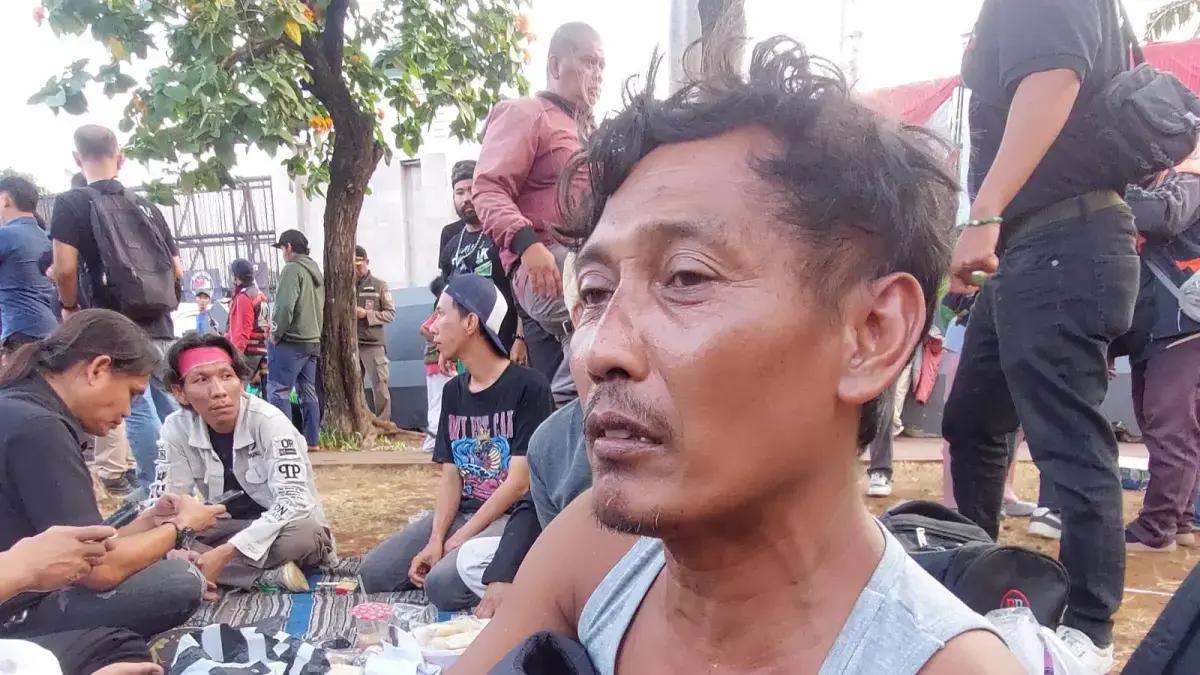 Koordinator AMPB Teguh Istianto di depan gedung DPR/MPR RI, Jumat (21/8). (Ryandi Zahdomo/JawaPos.com)


