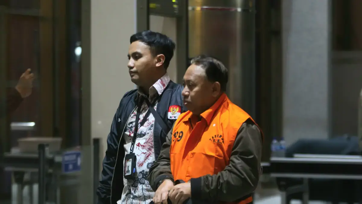 Rektor Universitas Soedirman (Unsoed) Akhmad Sodiq dan dan Wakilnya, Norman Arie Prayogo selaku Wakil Rektor III Bidang Kemahasiswaan resmi ditahan setelah terjaring operasi tangkap tangan (OTT) KPK, Jakarta, Jumat (22/8/2026). (Dery Ridwansah/ JawaPos.com)