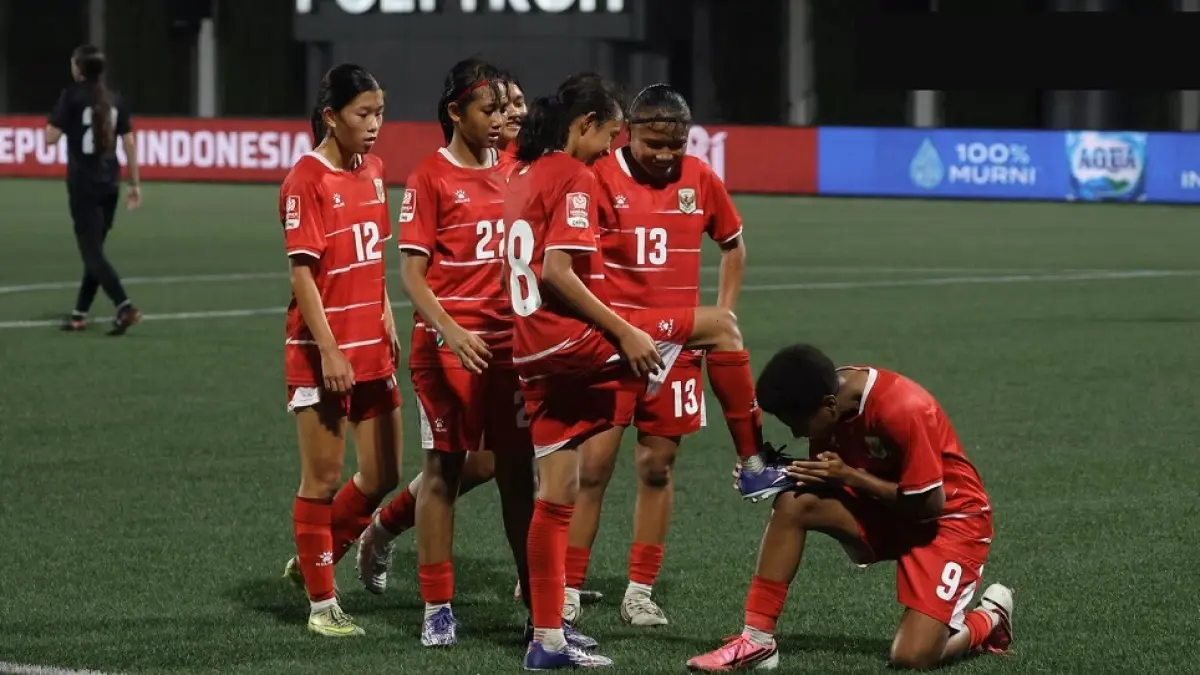 Timnas Garuda Pertiwi U-16 merayakan gol pada Srikandi Merdeka Cup di Supersoccer Arena (SSA) Kudus. 