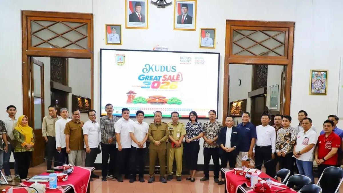 
BERSAMA: Pemkab Kudus bersama seluruh pelaku usaha di Kudus berfoto bersama di Pendapa belakang usai rapat. (DINAS KOMINFO KUDUS UNTUK RADAR PATI)
