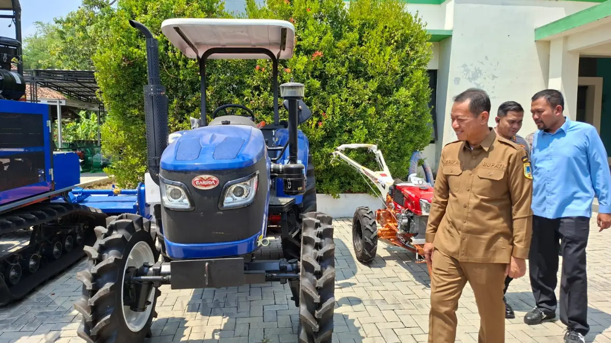 
CEK: Bupati Kudus Sam’ani Intakoris memastikan kondisi fisik Alsintan siap digunakan, Senin (24/8). (ANDIKA TRISNA SAPUTRA/RADAR PATI)
