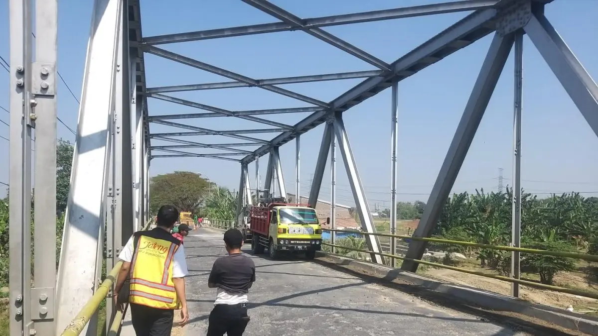 SURVEI: Petugas saat mengecek jembatan Putat di Jalan Lingkar Utara.