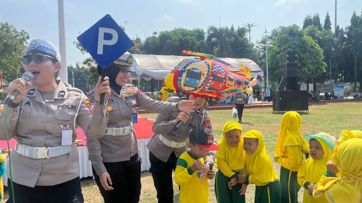 SEJAK DINISatlantas Polres Kudus memberikan edukasi kepada anak-anak kelompok bermain (KB)/PAUD mengenai tata tertib berlalulintas di Alun-alun Kudus. (POLRES KUDUS UNTUK RADAR PATI)