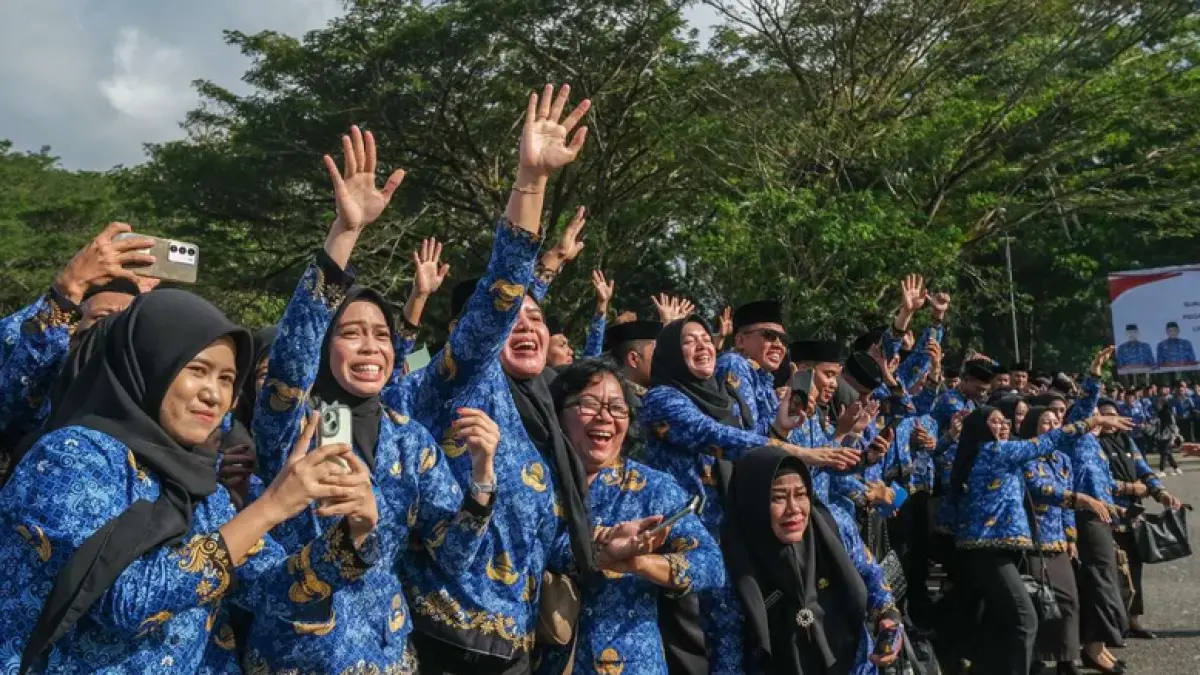 Penyerahan SK CPNS dan PPPK di Kendari (ANTARA FOTO/Andry Denisah)