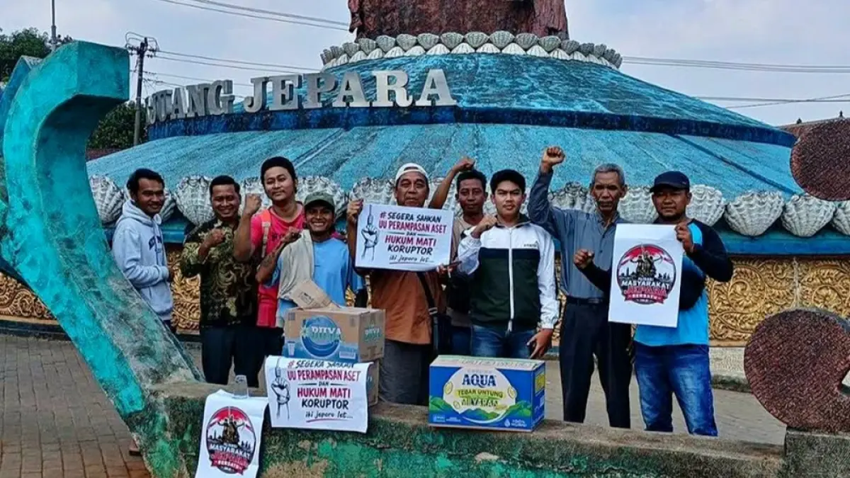 BERTOLAK: Sejumlah pihak yang mengatasnamakan diri sebagai Aliansi Masyarakat Jepara Bersatu (AMJB) berangkat dari Bundaran Ngabul Tahunan menuju Jakarta pada Rabu (26/8) siang. (AMJB UNTUK RADAR PATI) 