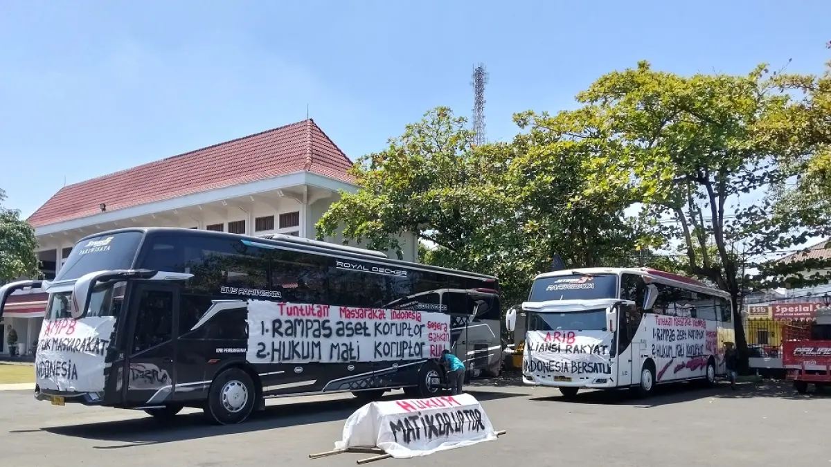 Bus AMPB bertolak ke Jakarta untuk demo tuntutan pengesahan RUU perampasan aset. 