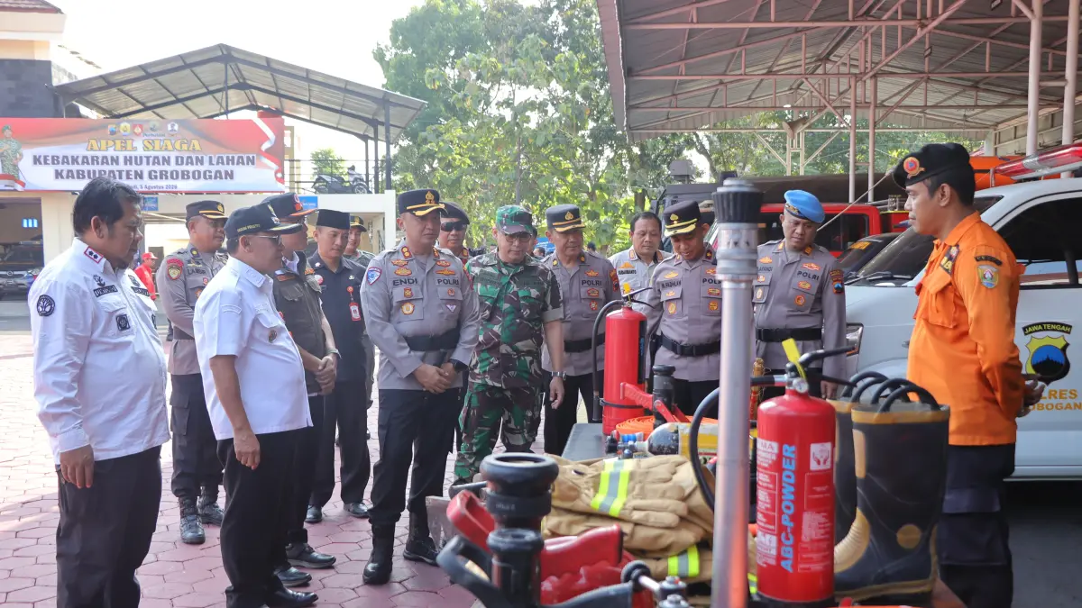 CEK KELENGKAPAN: Kapolres Grobogan AKBP Endhie Pratama bersama Forkopinda lakukan pengecekan alat pemadaman kebakaran usai apel kesiapsiagaan di halaman Mapolres setempat, beberapa waktu lalu. (SIROJUL MUNIR/RADAR PATI)