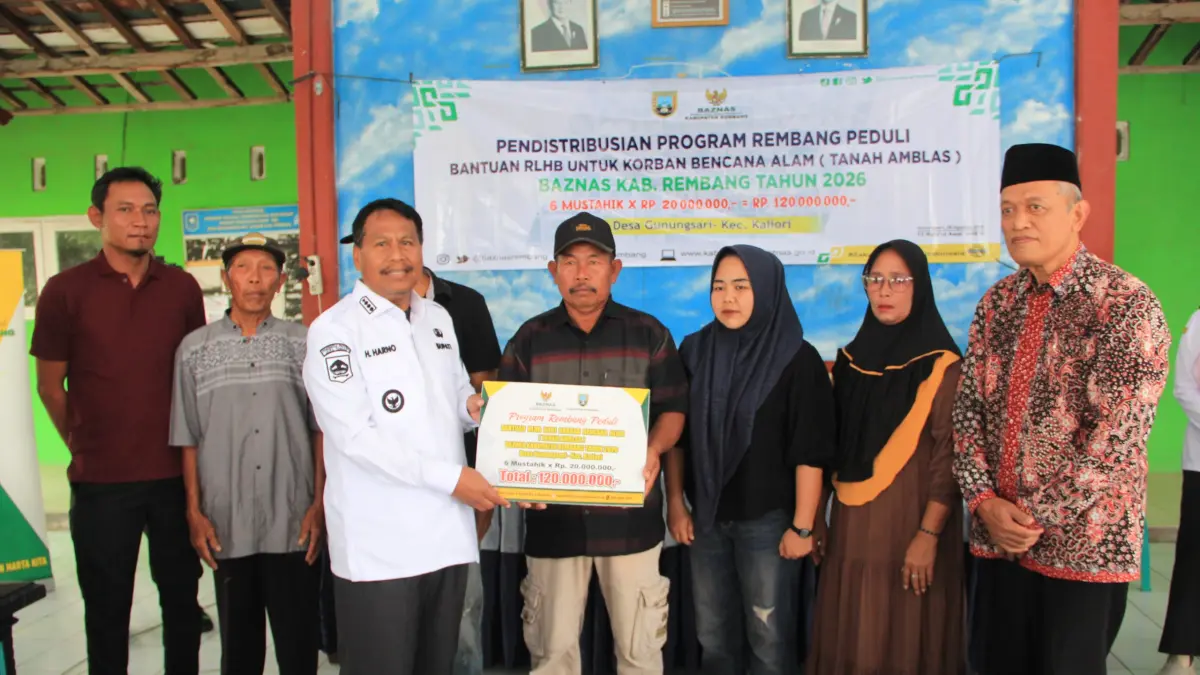 
DISALURKAN: Bupati Rembang, Harno didampingi Ketua Baznas dan Forkopimcam dan Pemdes Gunungsari saat salurkan bantuaan Program Rembang Peduli bagi warga terdampak tanah amblas. (PROKOPIMDA UNTUK RADAR PATI)