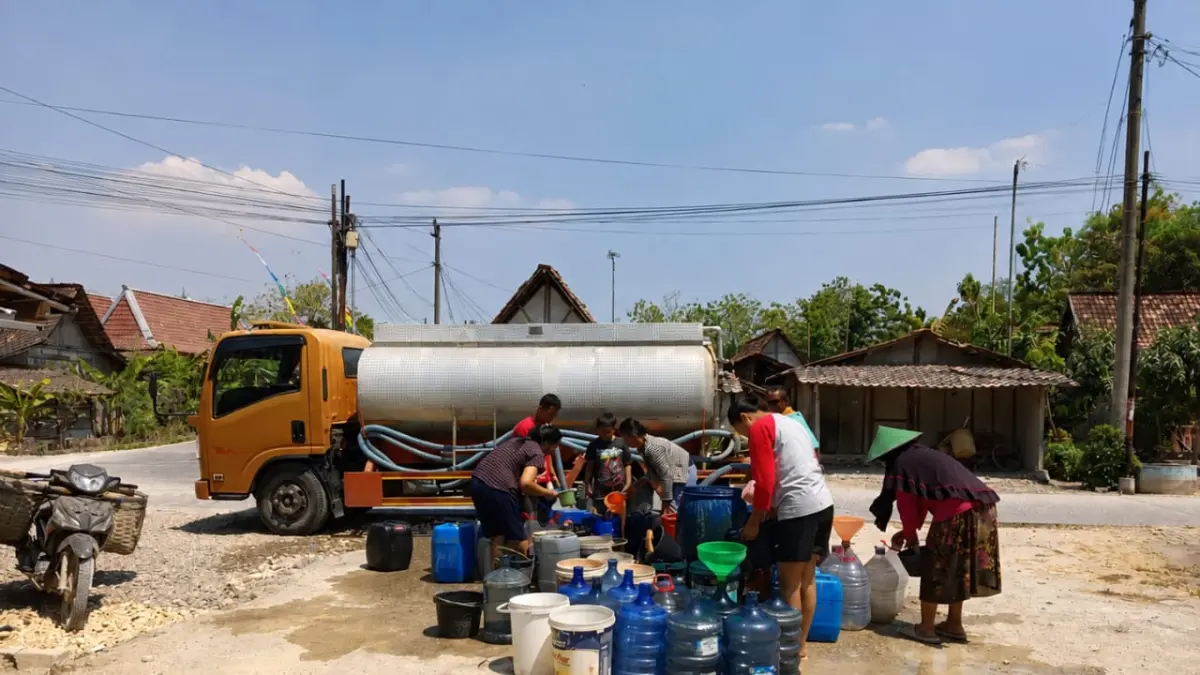 DROPPING: BPBD Grobogan saat melakukan dropping air bersih.