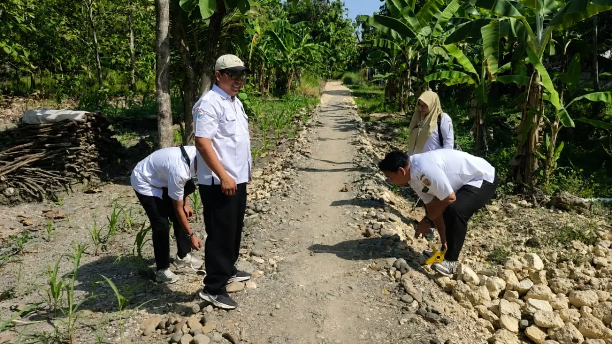 MONEV: Tim Dispermades Grobogan dan desa saat melakukan monev di Desa Kapung Kecamatan Tanggungharjo.