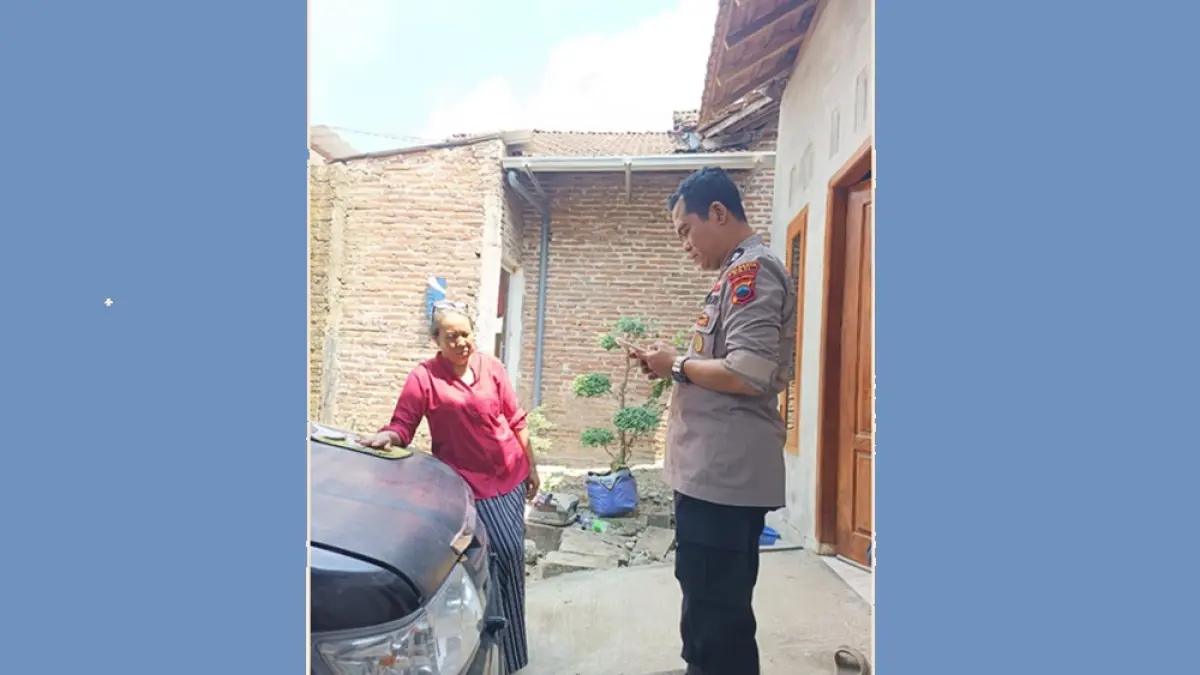 Polisi datangi rumah Sri, warga Desa Kajar, Pati untuk penyelidikan dugaan teror. (DOK. Ist)