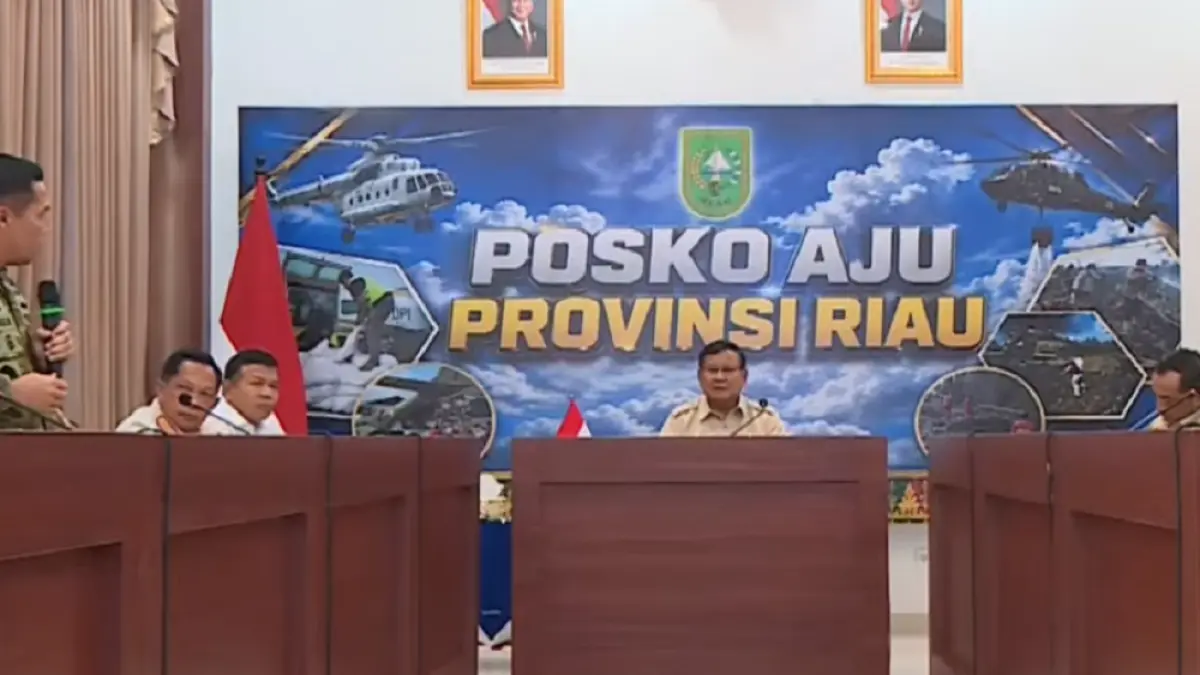 Presiden Prabowo memimpin rapat koordinasi dengan pihak terkait untuk mengatasi kebakaran hutan dan lahan (karhutla). 