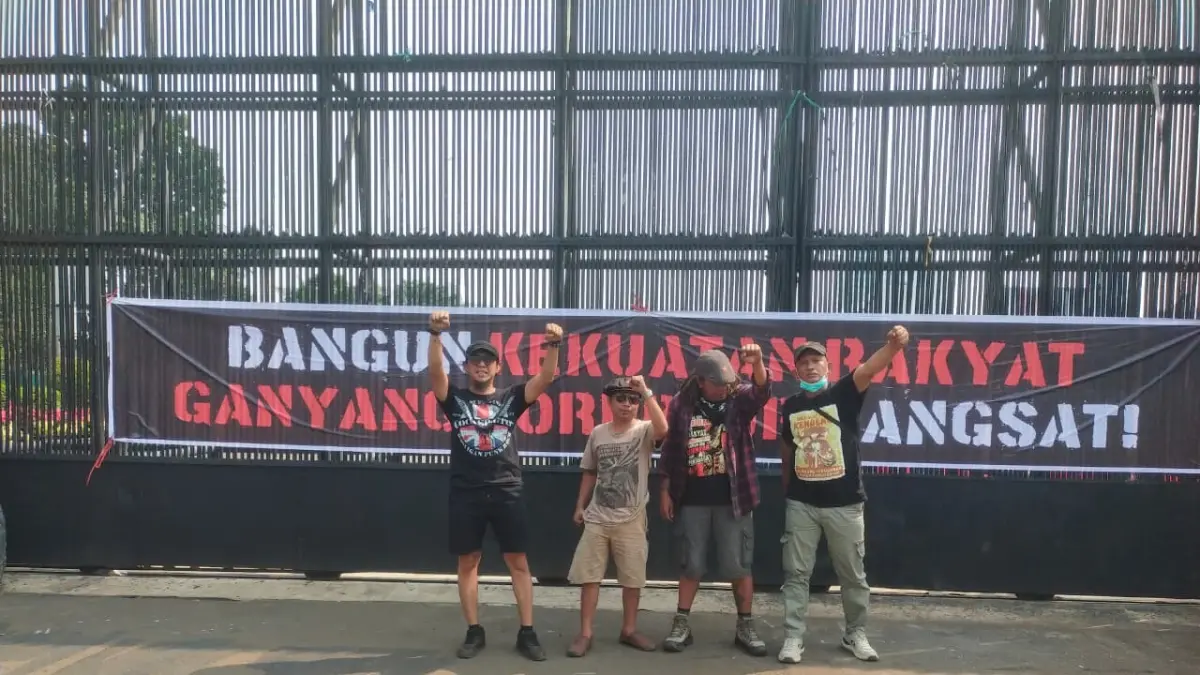 
PRIBADI : Aktivis Blora Exi Wijaya (dua darj kanan) sudah berada di depan pagar gedung DPR RI Jakarta beserta rombongan lainnya.&nbsp;(LILIK UNTUK RADAR PATI)
