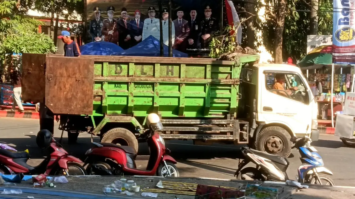 SAMPAH: Truk DLH Grobogan saat membersihkan sampah sisa karnaval.