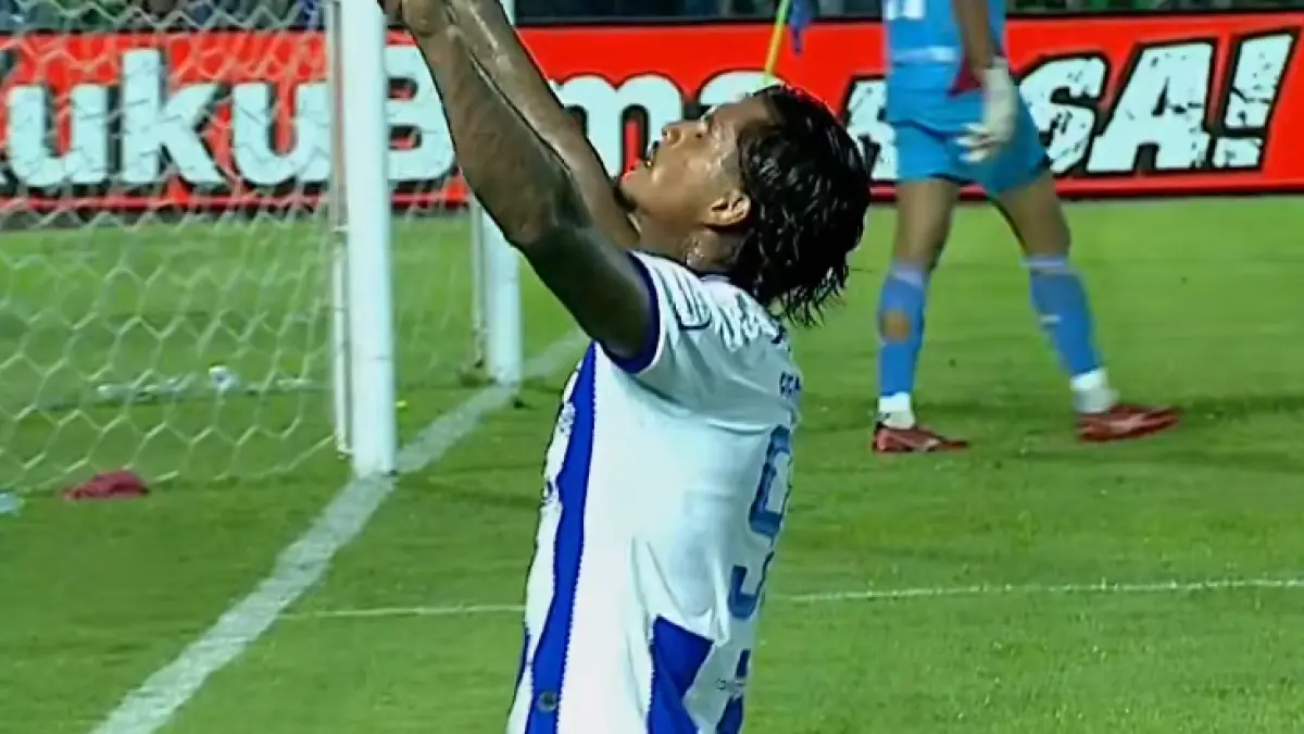 Striker Persib Bandung Ramon Tanque berseleberasi usai cetak gol pada musim lalu.