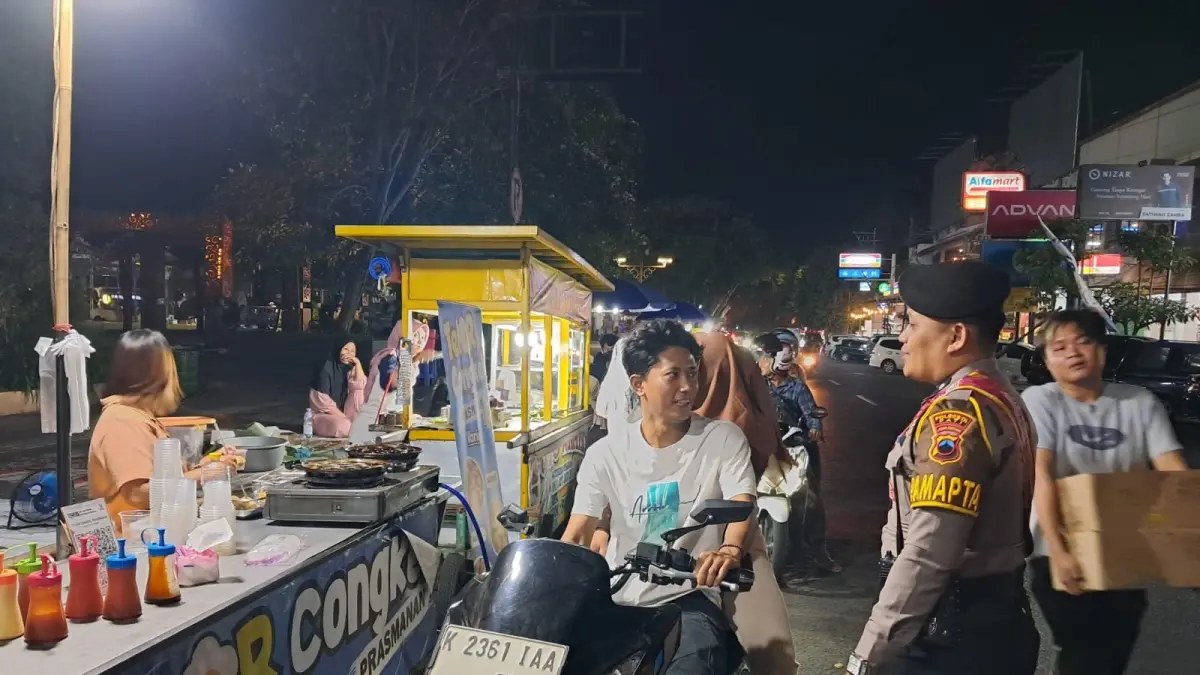 ANDRE FAIDHIL FALAH/RADAR KUDUS

DIAGA: Personel Polresta Pati siaga di Alun-alun Simpang Lima Pati tadi malam.&nbsp;
