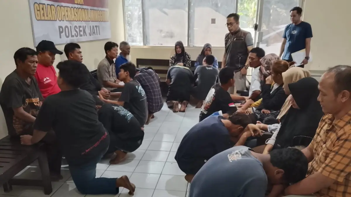 
EFEK JERA: Sebanyak 11 remaja meminta maaf kepada orang tuanya dengan disaksikan Kapolsek Jati AKP Subkhan. (POLSEK JATI UNTUK RADAR PATI)
