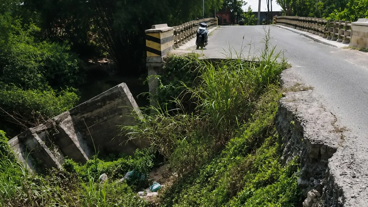 
LAMBAT: Kondisi Jembatan Sumber, Kecamatan Kradenan, yang hingga kini belum diperbaiki. (EKO SANTOSO/RADAR PATI)