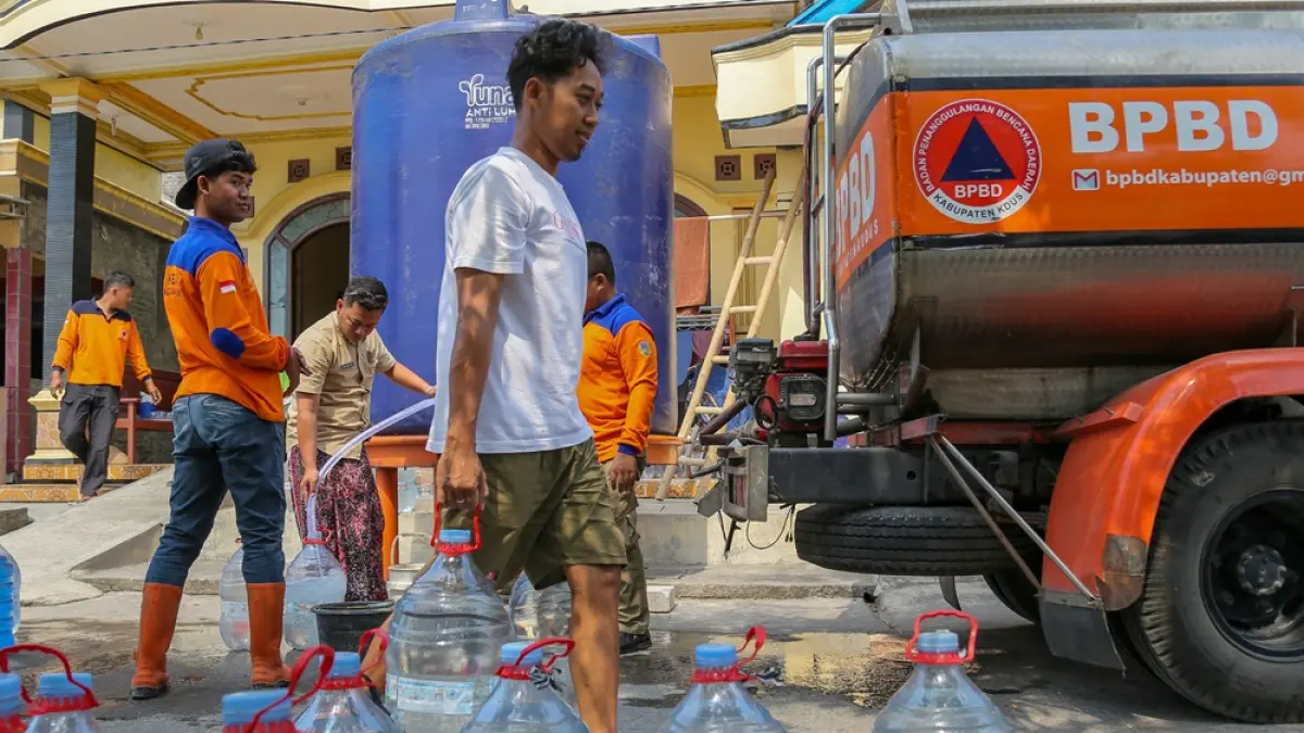 MELUAS: BPBD Kudus menyalurkan bantuan air bersih ke Desa Glagahwaru, Undaan, Kudus kemarin. (GALIH ERLAMBANG W/ RADAR PATI)