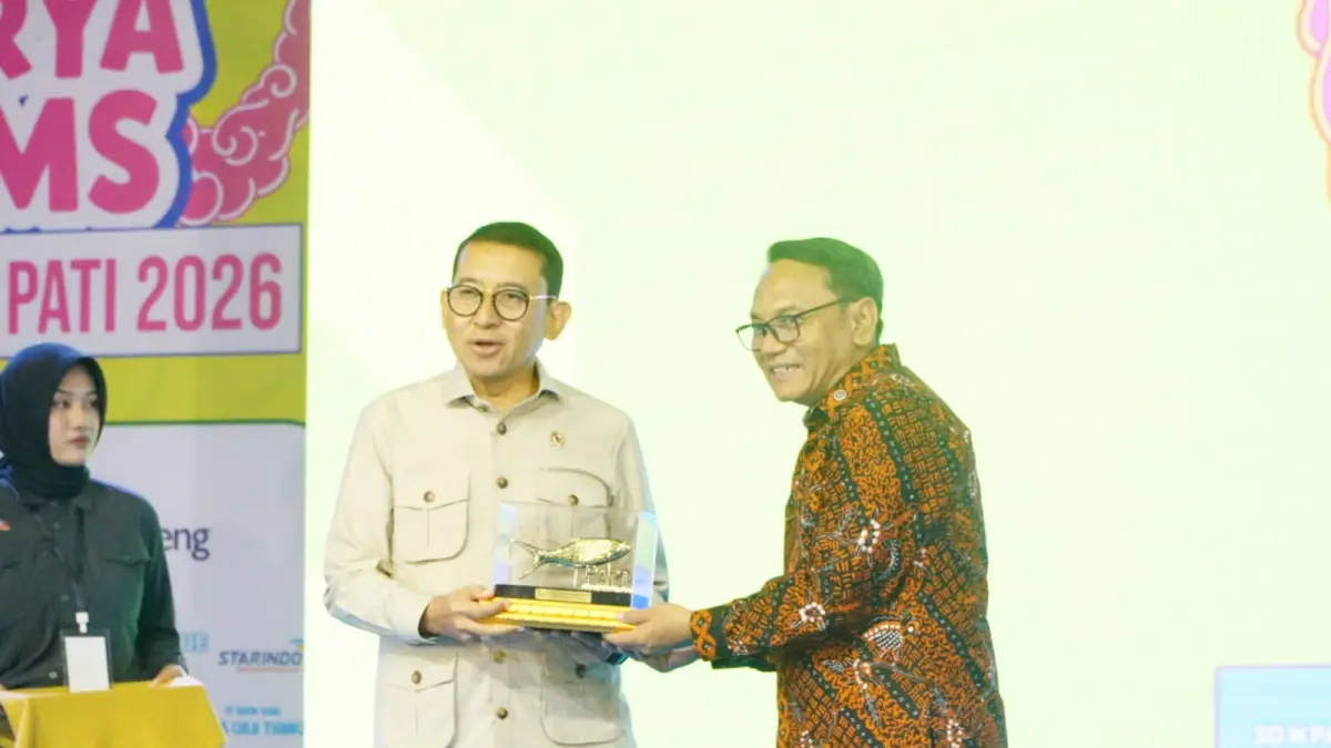 Menteri Kebudayaan Fadli Zon saat hadir dalam pembukaan gelar karya Gerakan Seniman Masuk Sekolah (GSMS) di GOR Pesantenan. (ACHMAD ULIL ALBAB/RADAR KUDUS)