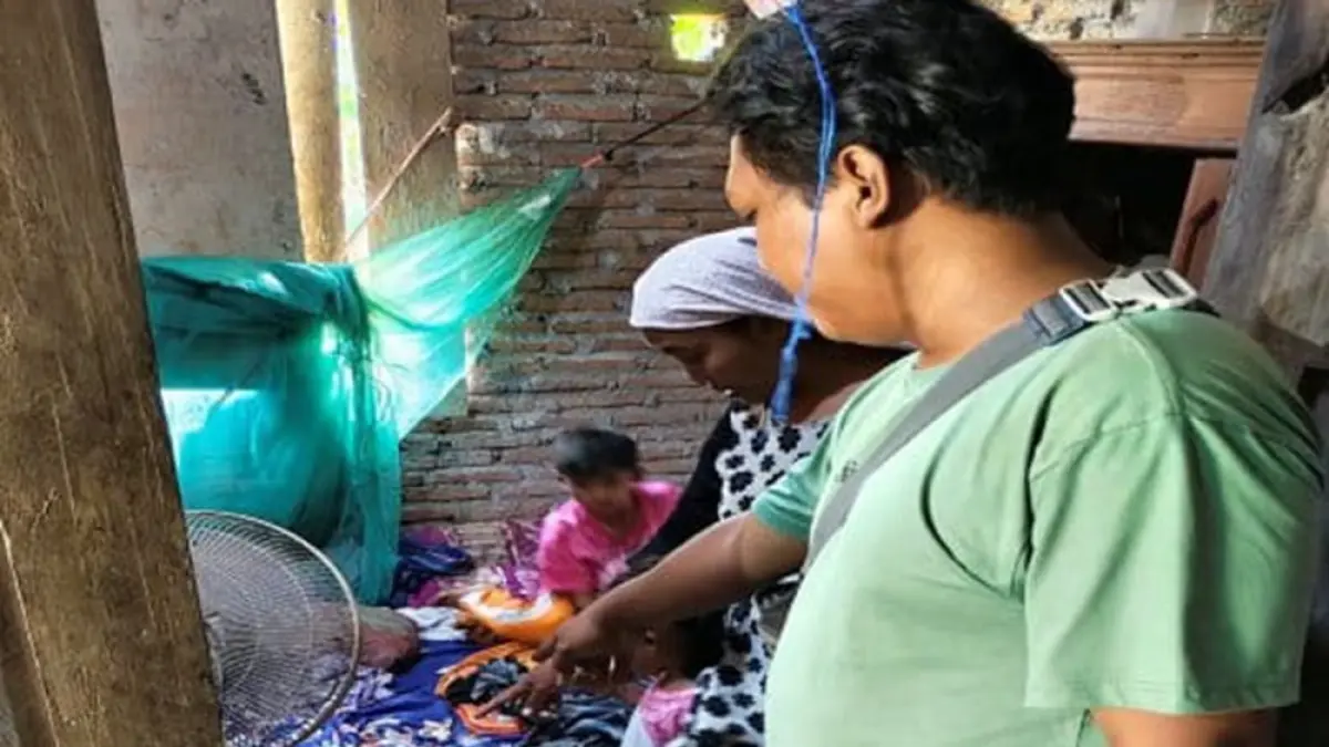 
OLAH TKP: Anggota Polsek Tawangharjo lakukan olah TKP di lokasi pencurian uang di Desa Rejosari, Kecamatan Tawangharjo. (POLSEK TAWANGHARJO UNTUK RADAR PATI)