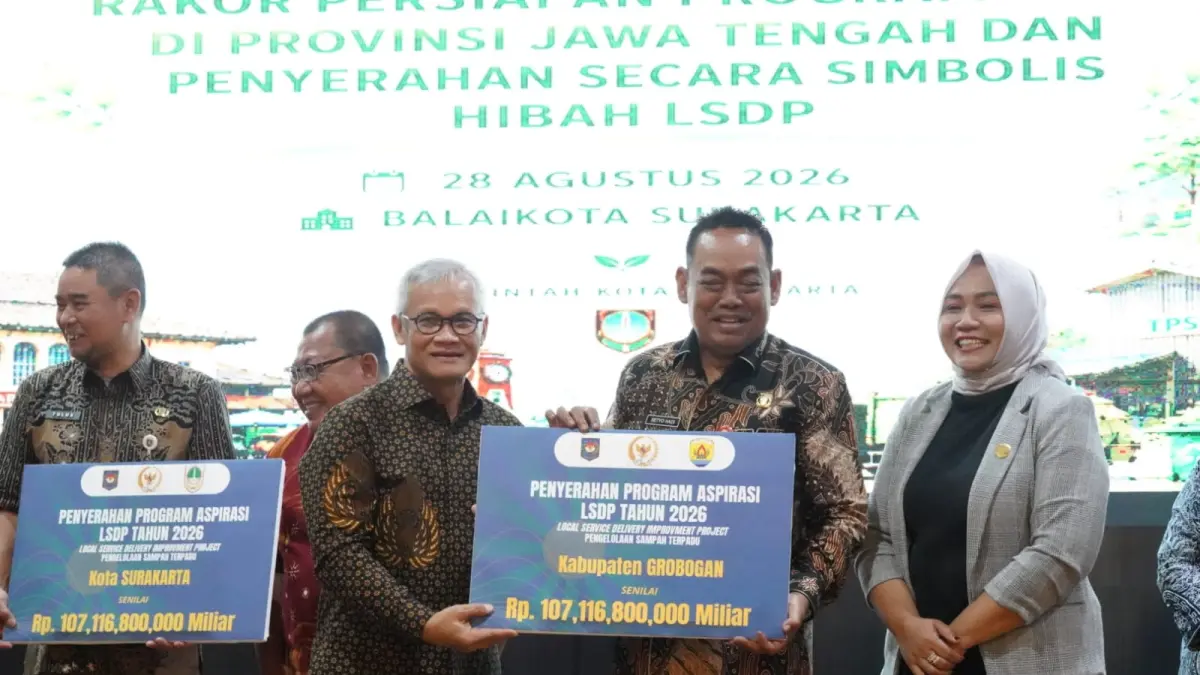 DISERAHKAN: Bupati Grobogan Setyo Hadi bersama Ketua DPRD Grobogan Lusiana saat menerima secara simbolis.