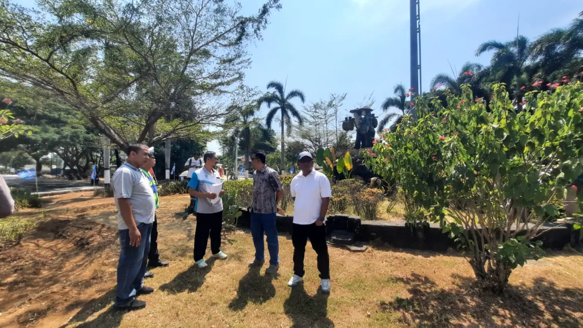 MUTUAL CHECK: DLH dan instansi terkait saat melakukan mutual check-0 di Bundaran Tugu Tani.