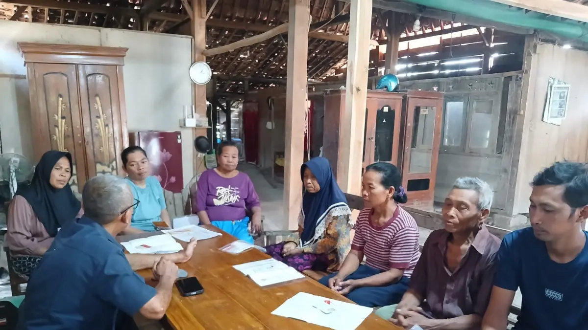 SOSIALISASI: Penerima manfaat di Desa Keyongan Kecamatan Gabus, Kabupaten Grobogan mendapatkan sosialisasi oleh TKSK untuk tidak terlibat judol.
