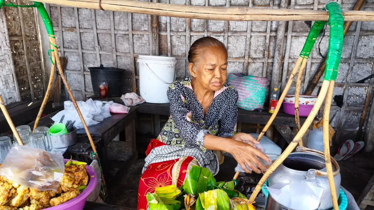 Dawet legend Mbah Hartini, di Jekulo, Kudus. (ULIL ALBAB/RADAR PATI)