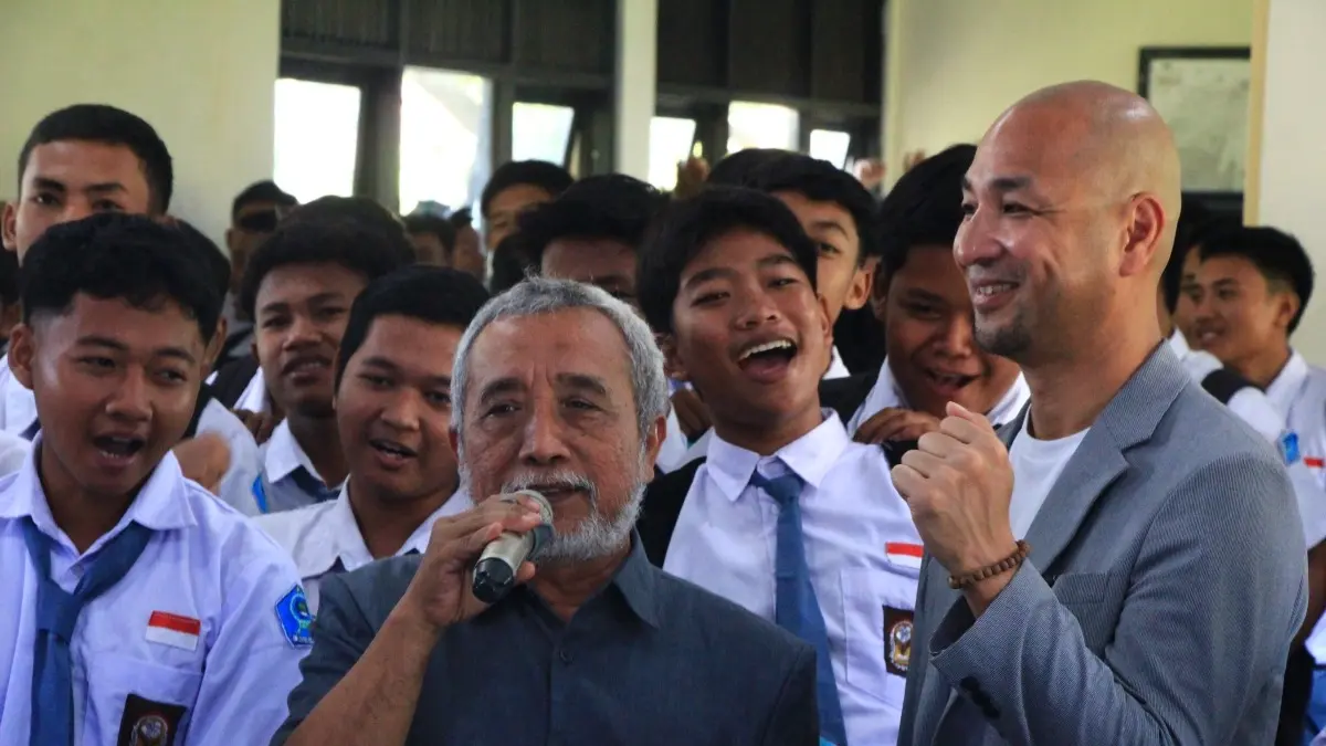 
JALIN SINERGI: Yayasan bersama guru SMK Al-Mubaarok Rembang foto bersama Direktur Penyalur Tenaga Kerja dari Jepang, Furumi Yasuke (kenakan jas) bersama LPK. Sekolah ini fokus mengembangkan kemitraan, sehingga siswa lulus mampu bersaing di dunia kerja. (WISNU AJI/RADAR PATI)