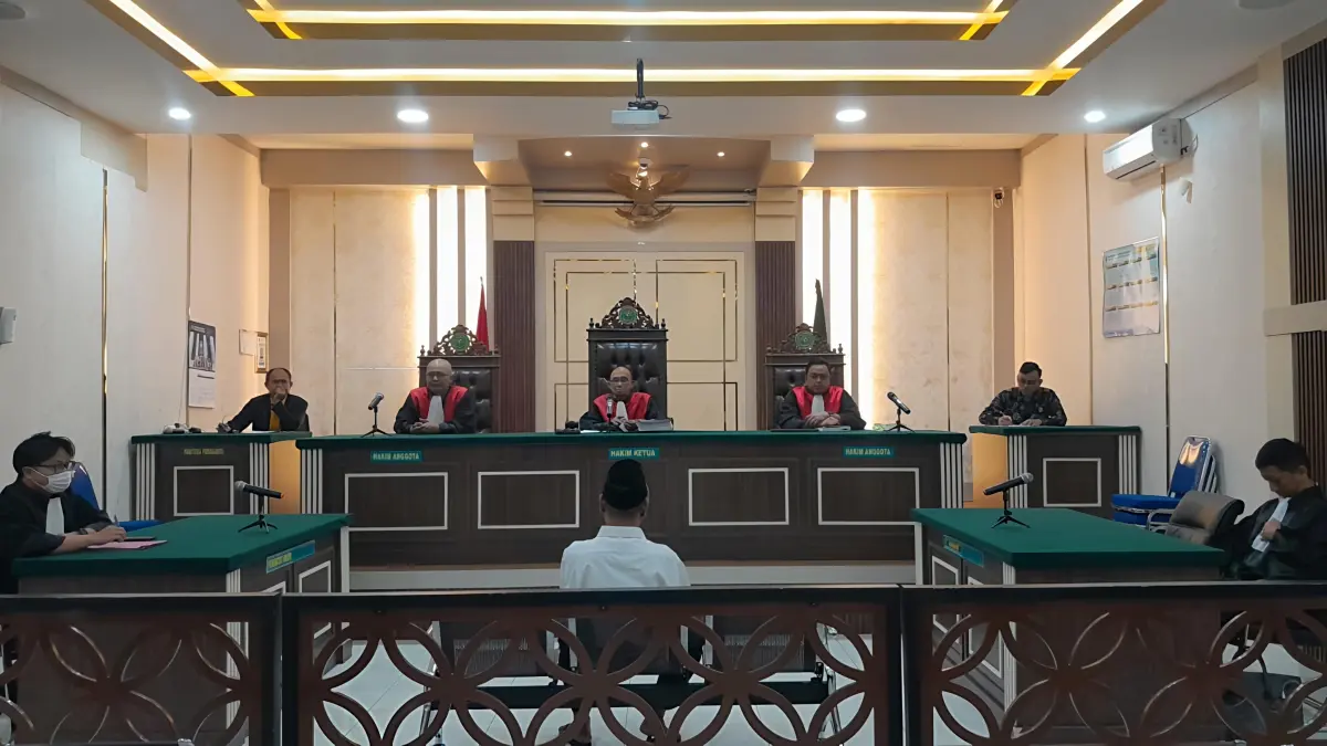 
DISIDANG:  Ashari menjalani sidang di Pengadilan Negeri Pati, belum lama ini. (ANDRE FAIDHIL FALAH/RADAR PATI)