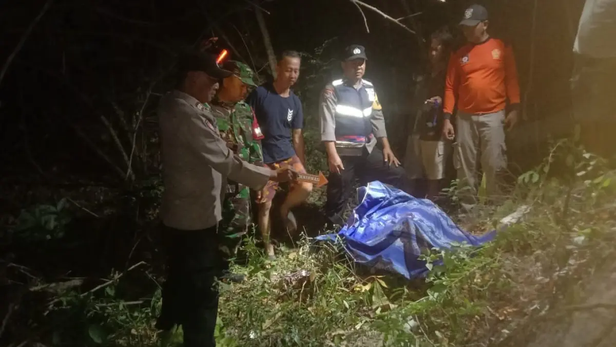 Evakuasi korban jatuh di wisata Air Terjun Tadah Hujan Sukolilo Pati. (DOK POLRESTA PATI)